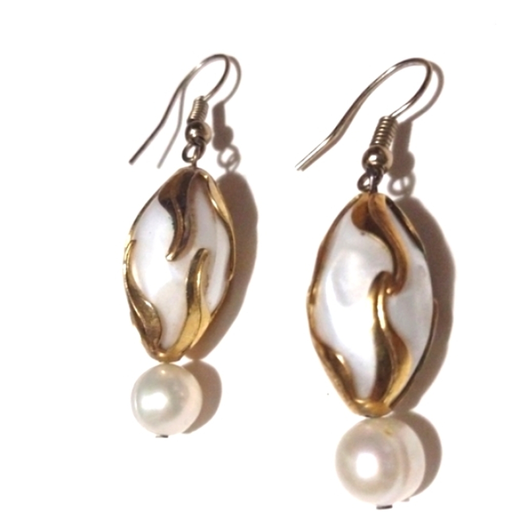 VINTAGE IVORY FAUX PEARL GOLD-TONE ACCENTS DROP DANGLE HOOK 1.5" EARRINGS